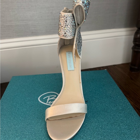 Never Worn Vintage Betsey Johnson Blue Updo Heels - Picture 3 of 8